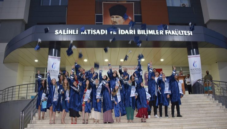 Salihli İktisadi ve İdari Bilimler Fakültesi ilk mezunlarını verdi