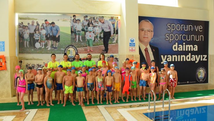 Salihli’de gençler yüzerek eğleniyor