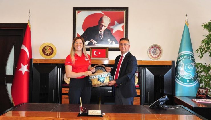 Şampiyon Güreşçi Yasemin Adar’dan Rektör Prof. Dr. İlter Kuş’a ziyaret