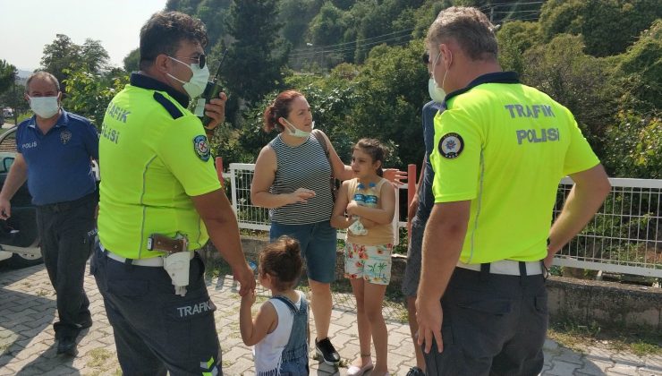 Samsun’da kazada korkan çocukları trafik polisleri teselli etti