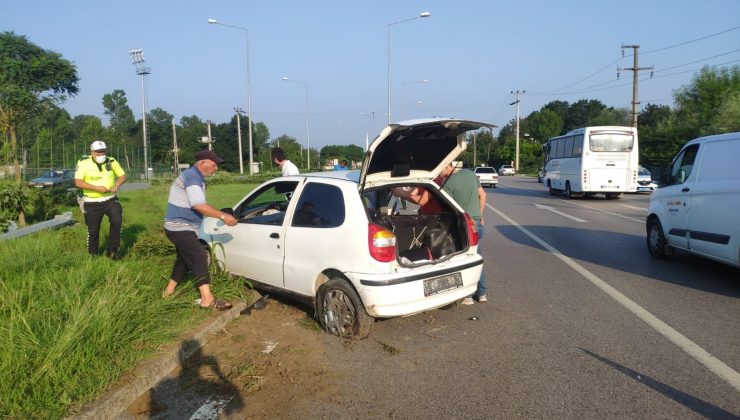 Samsun’da otomobil aydınlatma direğine çarptı