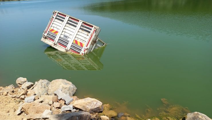 Sancaktepe’de gölete uçan kamyondan atlayarak kurtuldu
