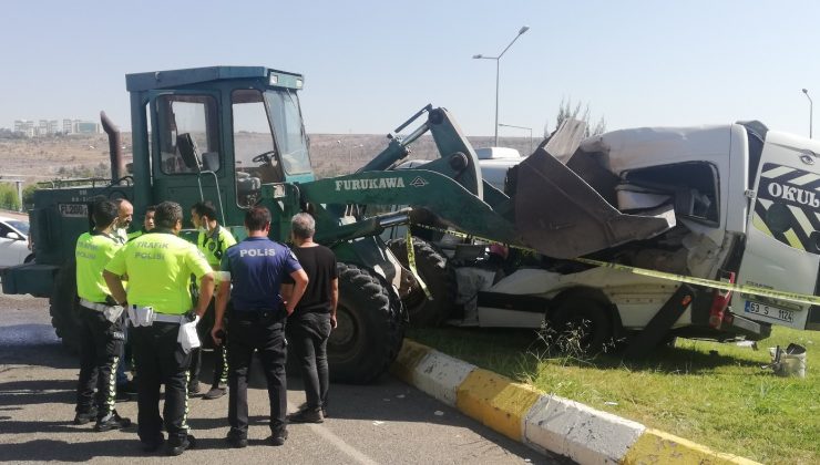 İş makinesi, öğrenci servis minibüsünü biçti