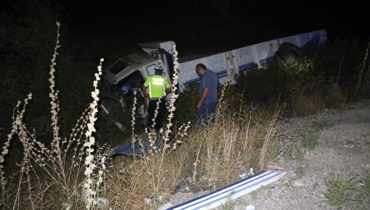 Şarampole devrilen kamyonun sürücüsü olay yerinde öldü