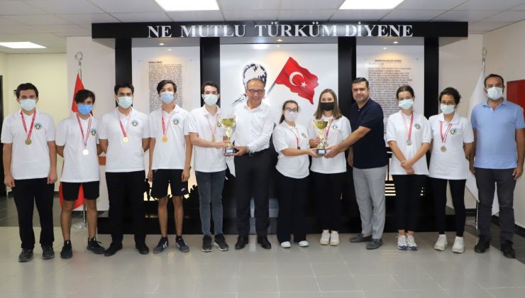 Satranç şampiyonlarından Başkan Akın’a ziyaret