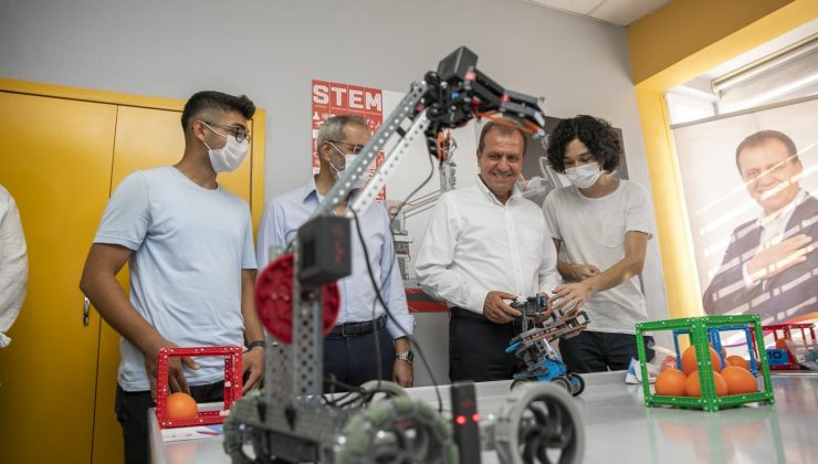 Seçer, ‘Kadın ve Çocuk Bilim, Teknoloji Atölyesi’nde gençlerle buluştu