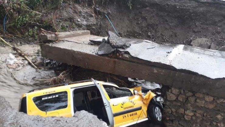 Sel nedeniyle heyelan meydana geldi, araçlar ağır hasar aldı