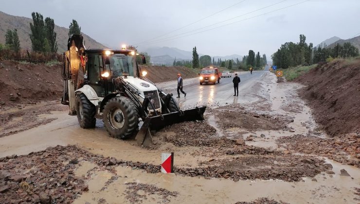 Sel Oltu’da seralara zarar verdi, kümes hayvanları telef oldu