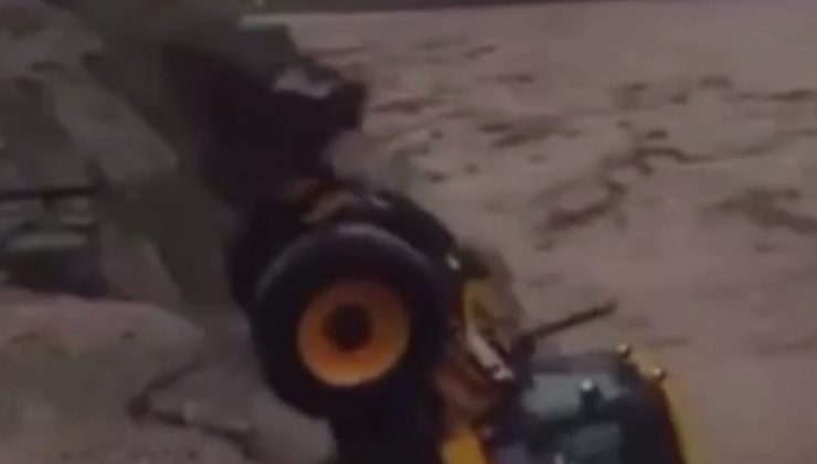 Sel suları iş makinesini böyle yuttu