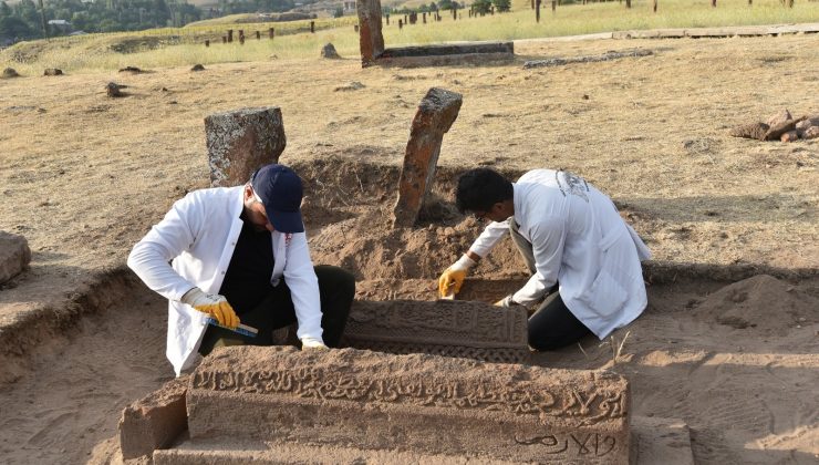 Selçuklu Meydan Mezarlığı’nda yeni mezarlar gün yüzüne çıkarılıyor