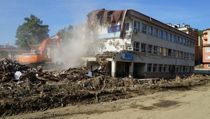 Selde büyük hasar gören Merkez Ortaokulunun yıkımına başlandı
