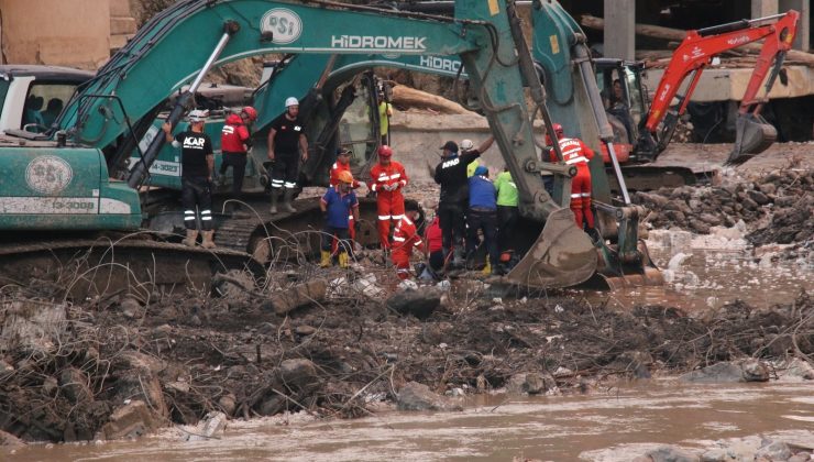 Selde çöken apartmandan bir vatandaşın cansız bedeni çıkartıldı
