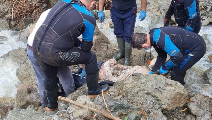 Selde hayatlarını kaybedenlerin cenazeleri enkazdan çıkartılıyor