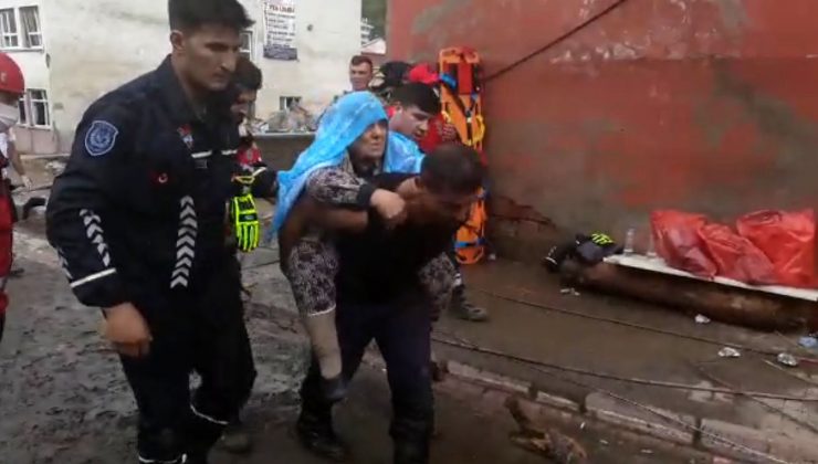 Selde mahsur kalanları sağlık ekipleri sırtında taşıdı