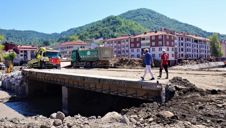 Selde yıkılan köprü yeniden inşa ediliyor