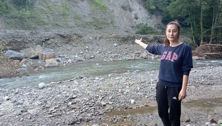 Sele kapılmaktan çöken yol sayesinde kurtuldular