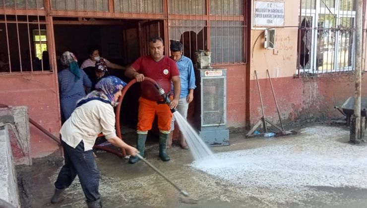 Selin vurduğu okullar eğitim-öğretime hazırlanmak için temizleniyor