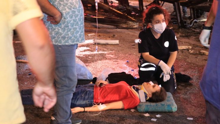 Servis minibüsü bariyere çarparak yan yattı: 7 yaralı