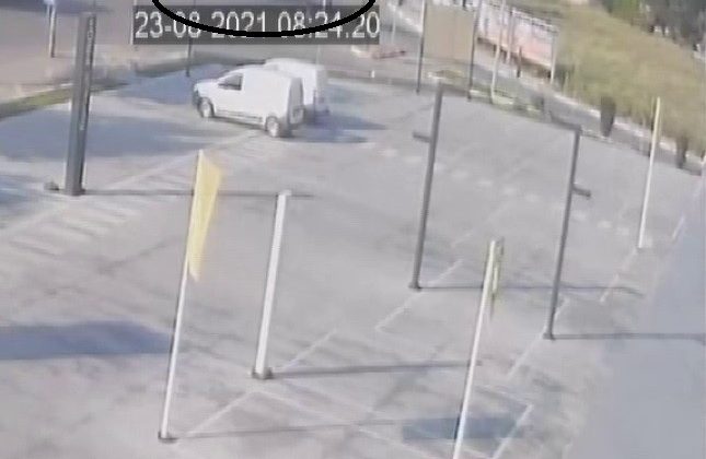 Servis minibüsü ile otomobil çarpıştı: 9 yaralı