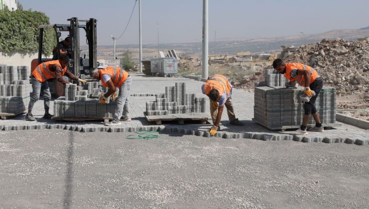 Seyrantepe’de yollar kilitli parkeyle döşeniyor