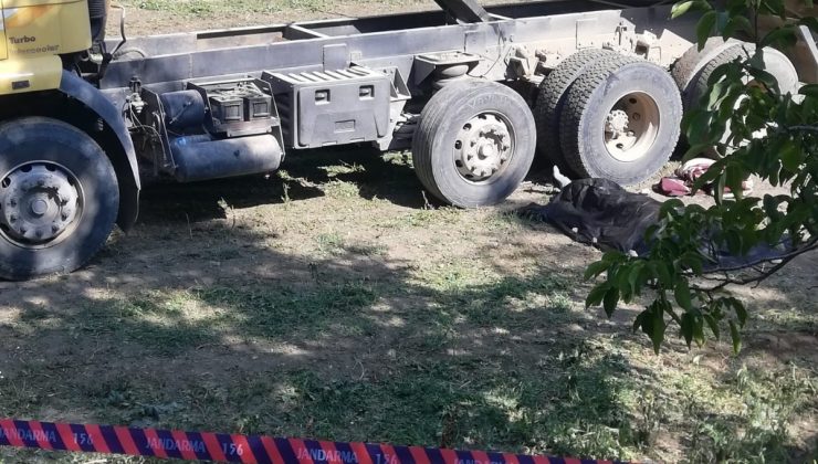 Silaj boşaltırken kapanan damperin altında kalan sürücü öldü