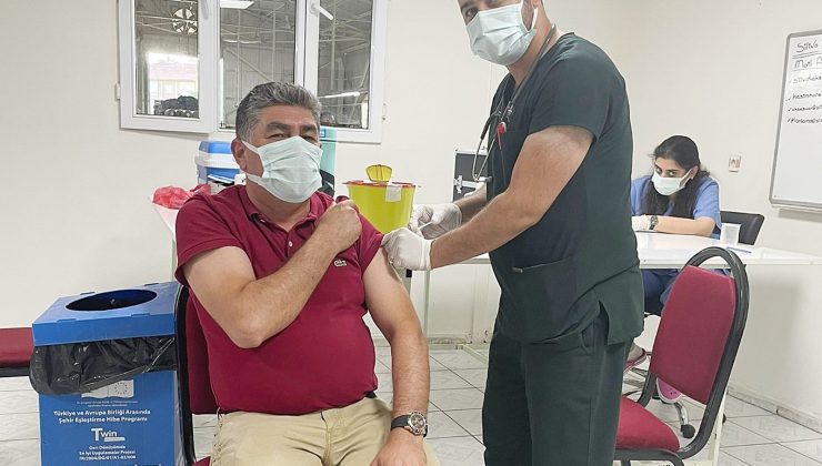 Silvan’da tekstil atölyesinde çalışanlara Covid-19 aşısı yapıldı