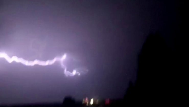 Şimşekler geceyi aydınlattı, dolu yağışı kent merkezini beyaza bürüdü