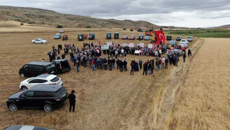 Sivas’ta çiftçiler traktörlerini Kaz Gölü’nü korumak için sürdü