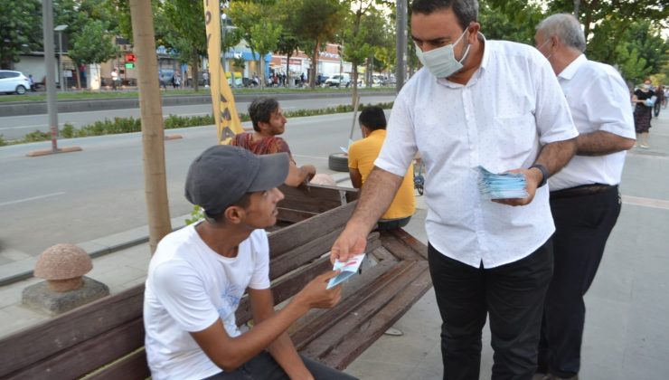 STK temsilcileri Batman halkına aşı konusunda bilgilendirici broşür dağıttı