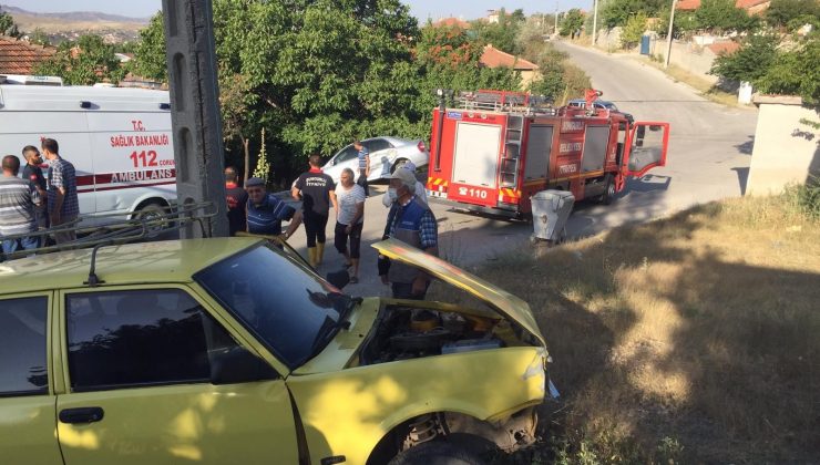 Sungurlu’da iki otomobil çarpıştı