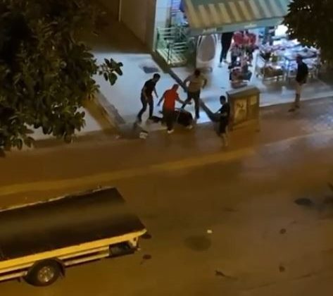 Taciz şüphelisini yere yatırıp tekme tokat dövdüler