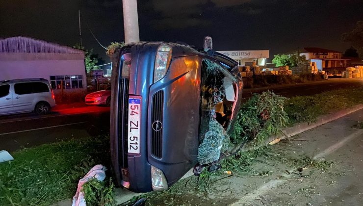 Taklalar atan otomobil direğe çarparak durabildi: 1 yaralı