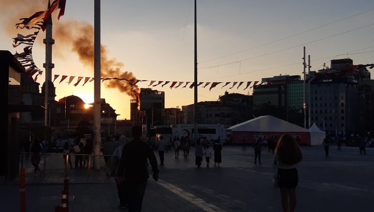 Taksim’de bankanın elektrik panosundaki yangın otele sıçradı