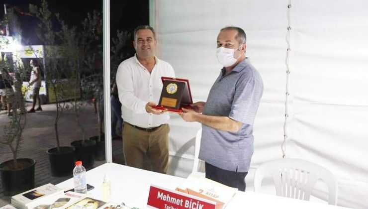 Tarihçi Bicik, Burhaniye Kitap Fuarı’nda kitaplarını imzaladı