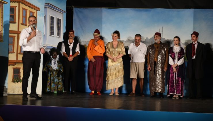 Tarsus’ta ağustos akşamında açık havada tiyatro keyfi