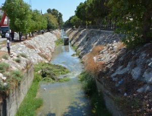 Tarsus’ta dere yatakları temizleniyor