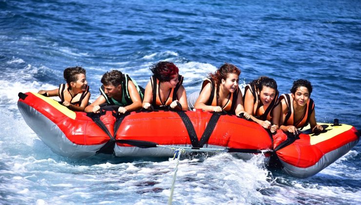 Tatilin en eğlenceli gündüz aktivitesi su sporları olmaya devam ediyor