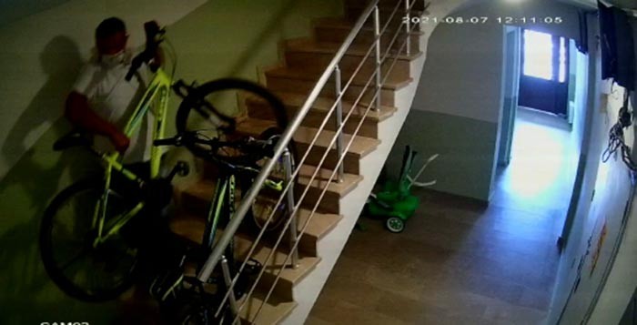 Teçhizatlı bisiklet hırsızı güvenlik kamerasına yakalandı