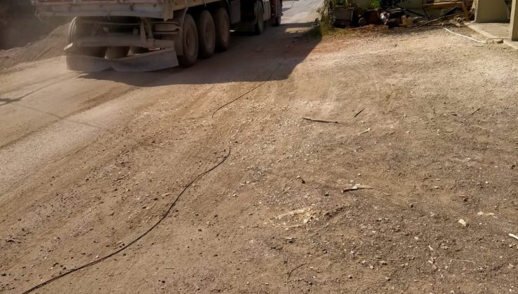 Tek şeritli yolda hız yapan hafriyat kamyonlarına tepki