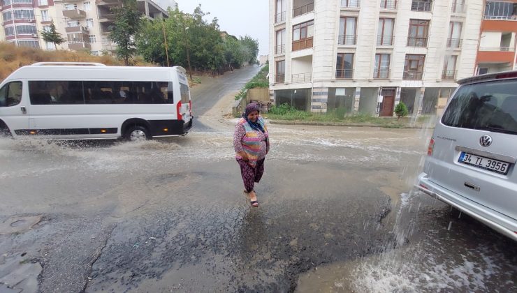 Tekirdağ’da kuvvetli yağış hayatı felç etti