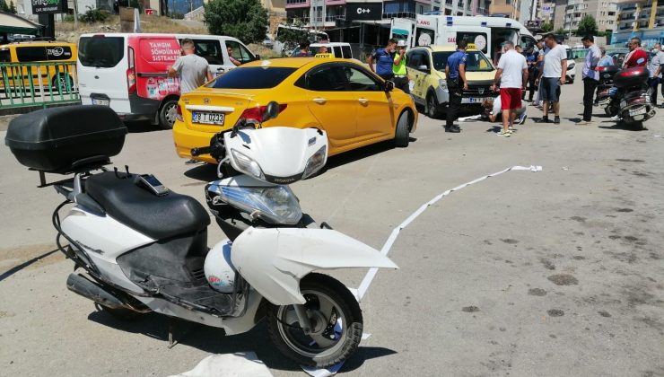 Ticari taksinin motosiklete çarptığı anlar kamerada
