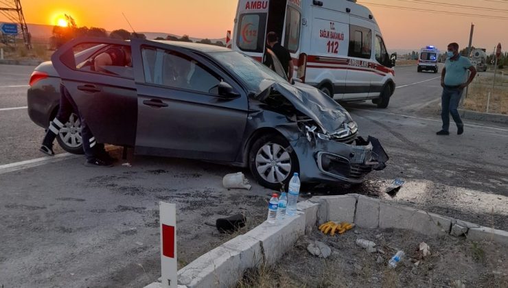 Tır ile otomobil çarpıştı: 5 yaralı