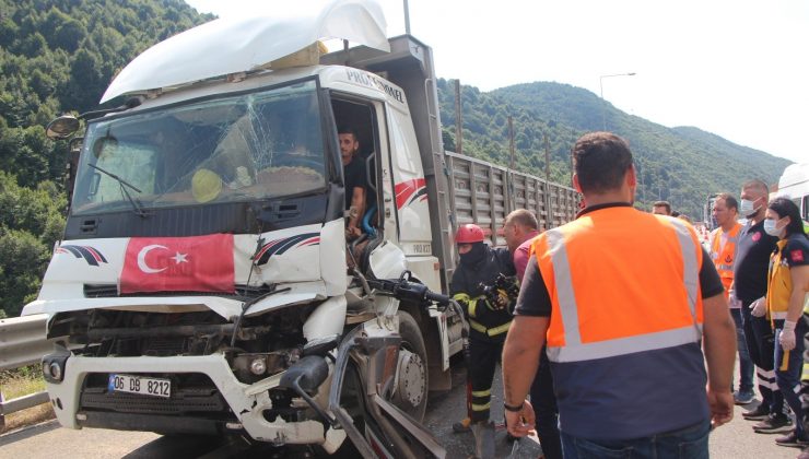 Sürücü sıkıştığı yerden 1 saatte kurtarıldı