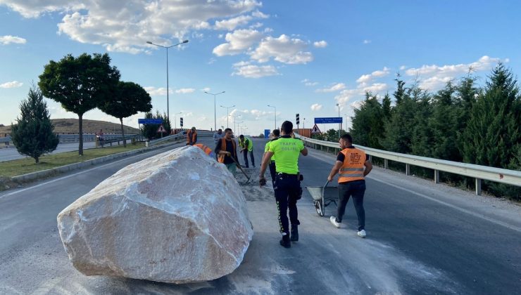 Tırdan yola tonlarca ağırlıktaki mermer blok düştü