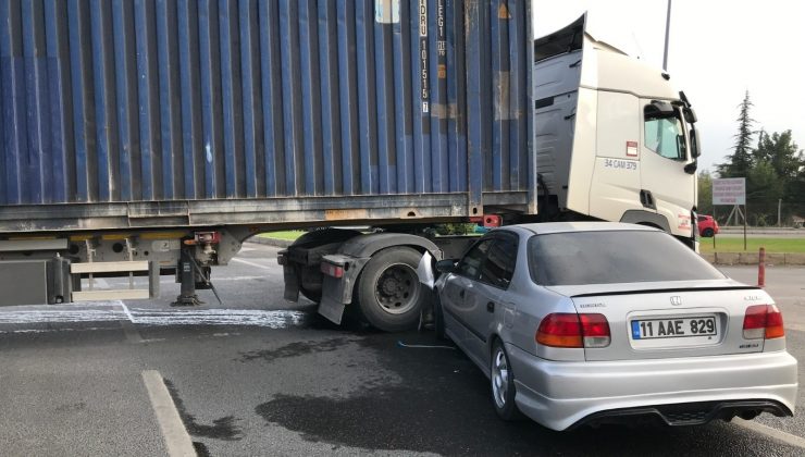 Tırın altına giren otomobilde bulunan 3 kişi yaralandı