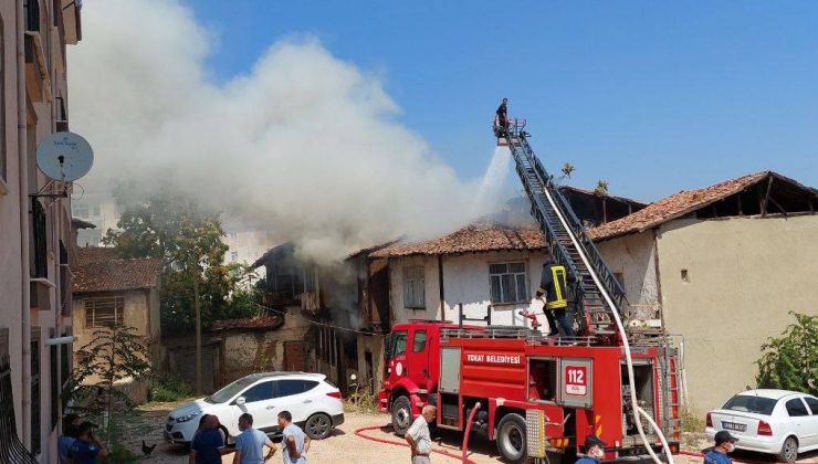 Tokat’ta 2 katlı ev alevlere teslim oldu