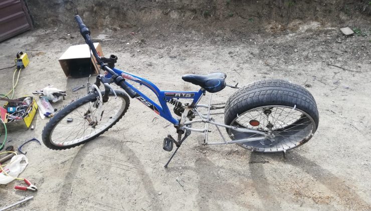 Mahallenin çocuklarına bisiklet yapıyorlar