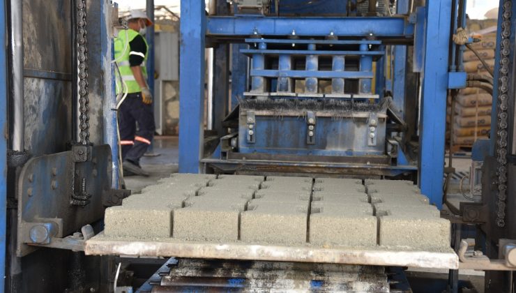 Toroslar Belediyesi kilit parke taşını kendi üretiyor