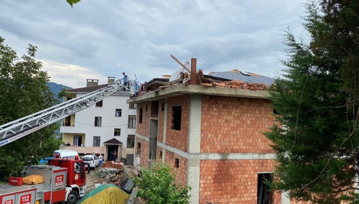 Trabzon’un Of ilçesinde inşaat halindeki bir evin çatısına yıldırım düştü: 2 ağır yaralı