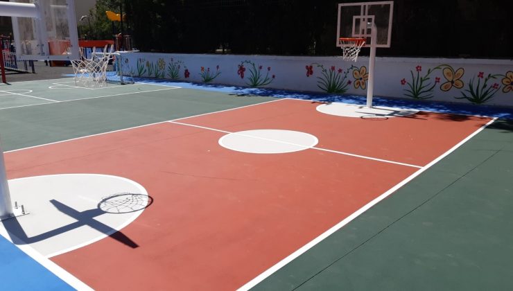 Trafiğe kapalı caddeye çocuk sokağı